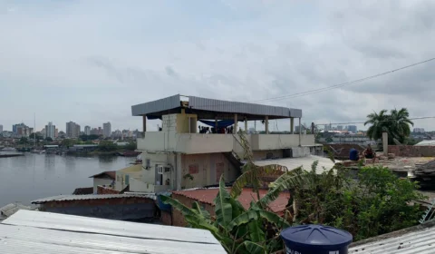 Temporal causa estragos em casas no bairro Educandos em Manaus