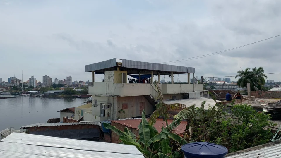 Temporal causa estragos em casas no bairro Educandos em Manaus