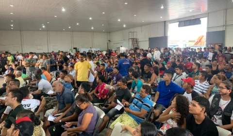 Público lota leilão de carros e motos realizado pelo Detran-AM em Manaus