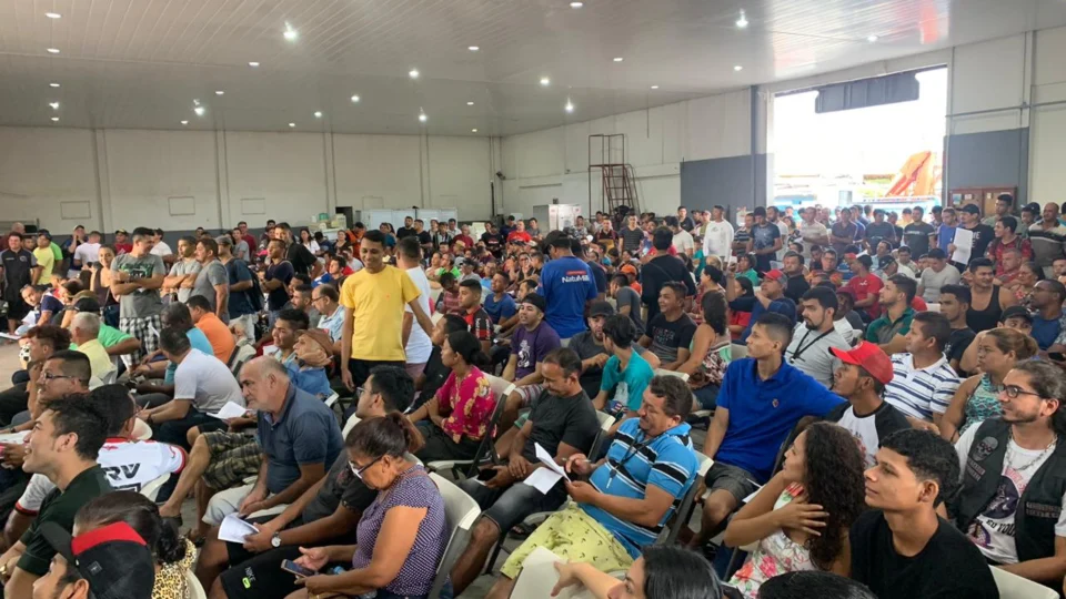 Público lota leilão de carros e motos realizado pelo Detran-AM em Manaus