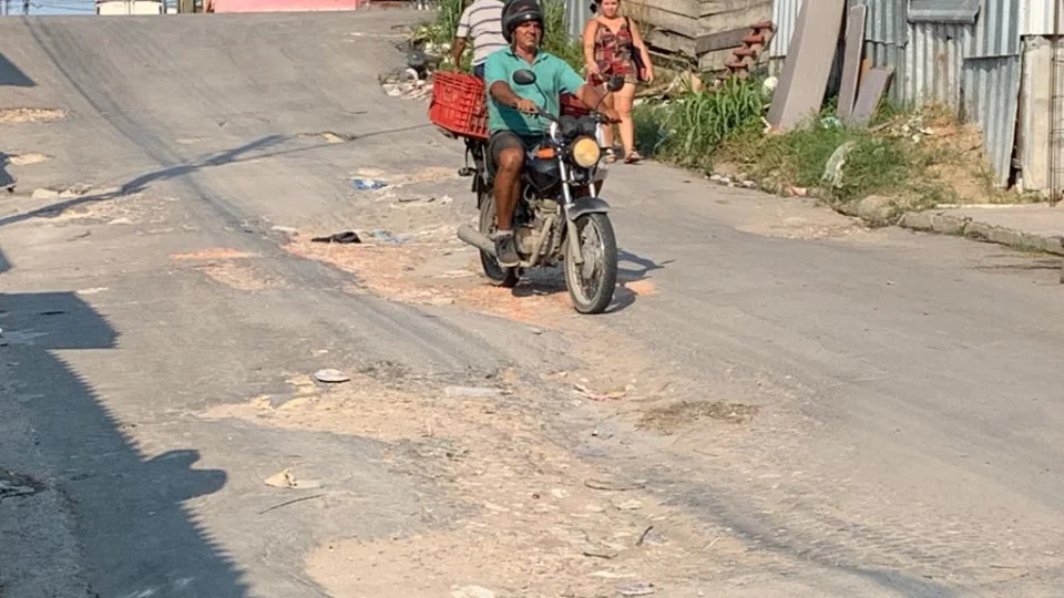 Por causa de buracos, ônibus deixa de circular em ruas do Santa Etelvina