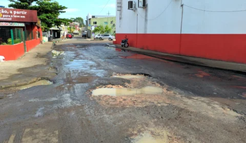 ‘Já fez aniversário’, diz moradora sobre cratera em rua do Conjunto Shangrillá II, no Parque 10