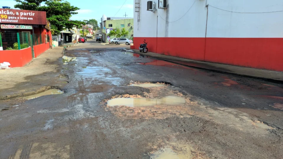 ‘Já fez aniversário’, diz moradora sobre cratera em rua do Conjunto Shangrillá II, no Parque 10