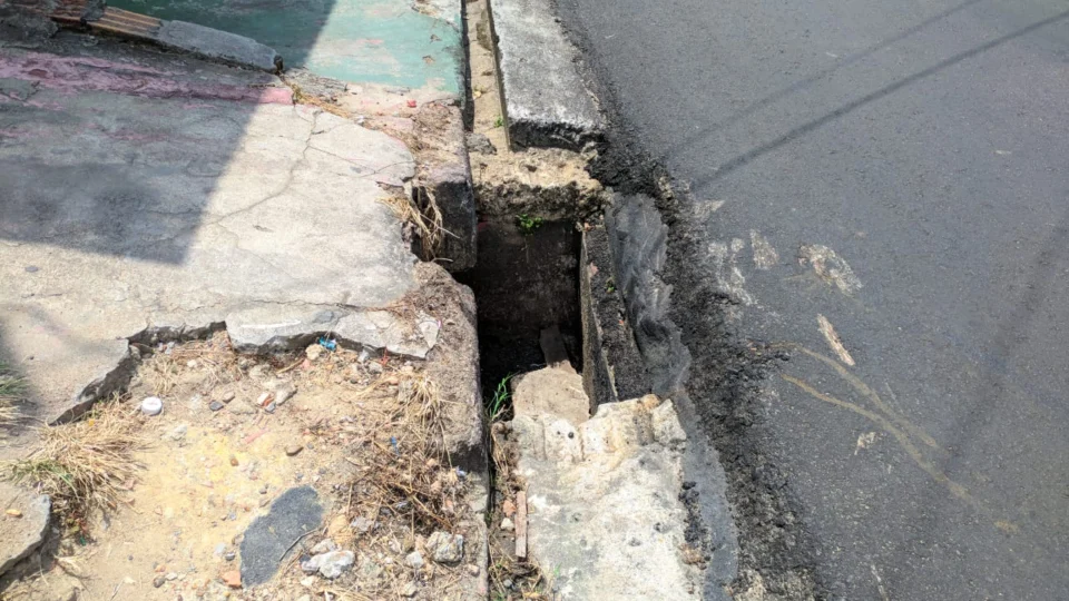 Buraco em rua, no bairro da União, causa transtornos no acesso à avenida Mário Ypiranga
