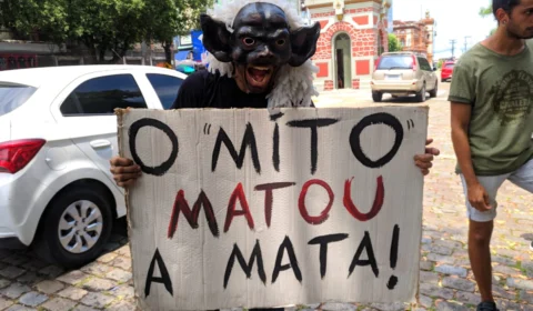 Manifestação contra desmatamento e queimadas reúne 150 pessoas no Centro de Manaus