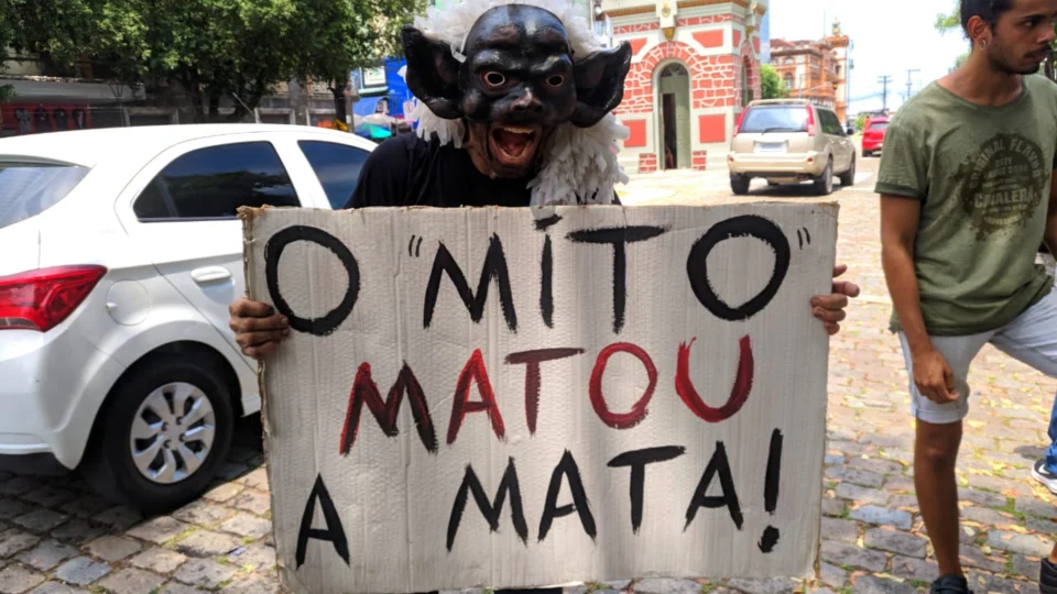 Manifestação contra desmatamento e queimadas reúne 150 pessoas no Centro de Manaus