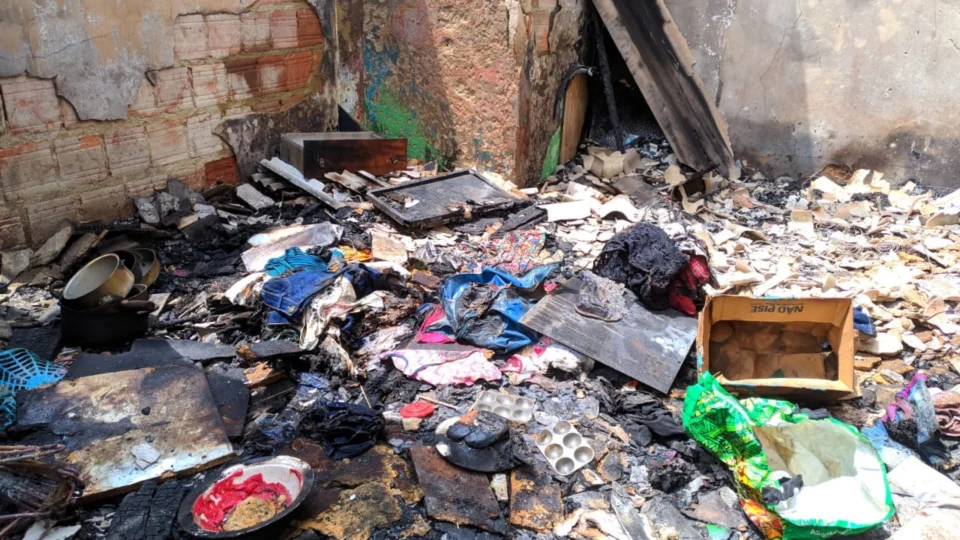 ‘Precisamos de ajuda’, desabafa morador que perdeu tudo em incêndio de casa no Parque 10