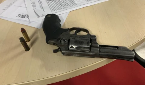 Homem é preso com arma enquanto bebia em bar no Dom Pedro