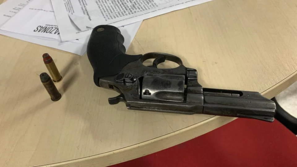 Homem é preso com arma enquanto bebia em bar no Dom Pedro