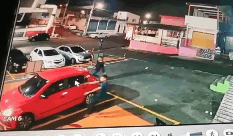 Veja vídeo em que trio rouba um carro e rende mulheres