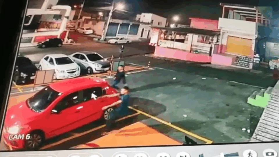 Veja vídeo em que trio rouba um carro e rende mulheres