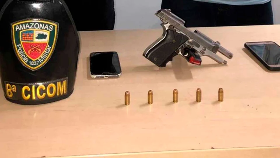 Cinco homens são presos com arma de fogo na Avenida Brasil