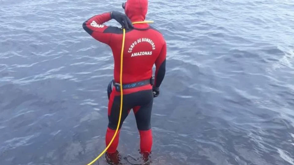 Buscas por homem que desapareceu no Rio Amazonas após naufrágio continuam