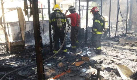 Incêndio destrói residências no Cemitério dos Índios, zona Norte de Manaus