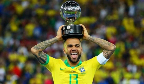Daniel Alves terá o maior salário do futebol brasileiro, após acertar com o São Paulo
