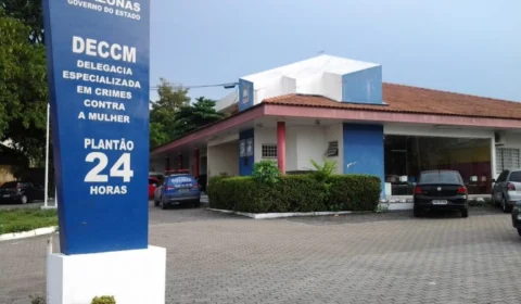 Homem que atirou na barriga da namorada, se apresenta com advogado na Delegacia da Mulher