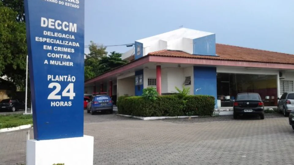 Homem que atirou na barriga da namorada, se apresenta com advogado na Delegacia da Mulher