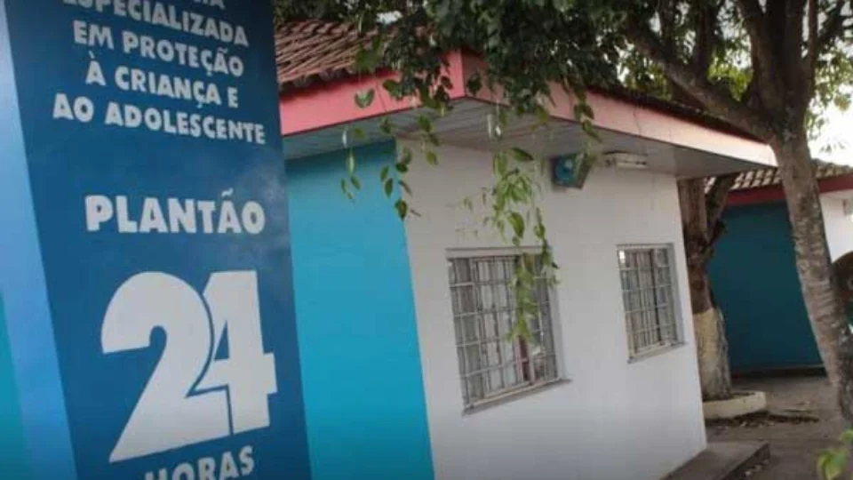 Adolescente morre em delegacia após denunciar estupro
