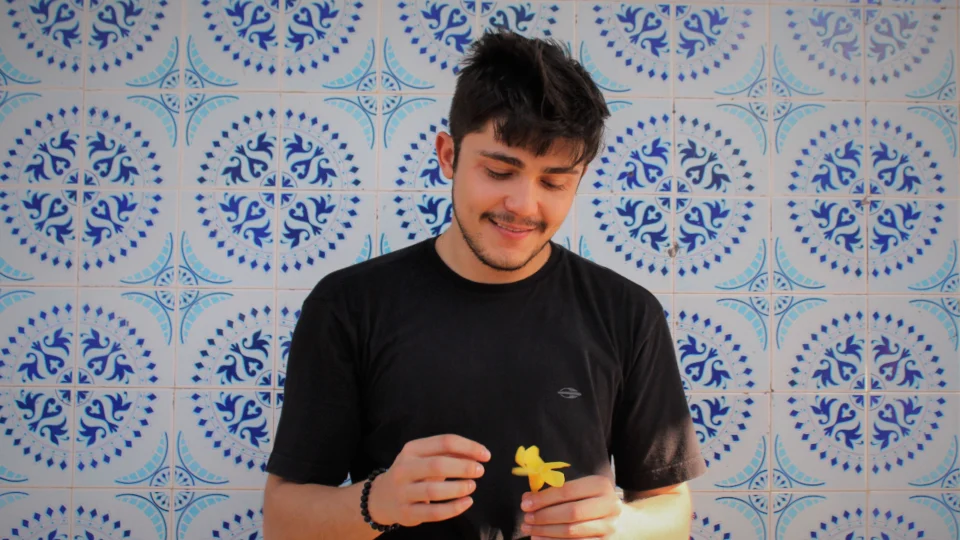 Cantor e compositor Santaella lança novo single nesta sexta (23)