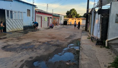 Moradores do bairro Flores reivindicam pavimentação nas ruas da região