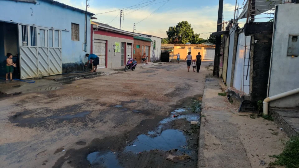 Moradores do bairro Flores reivindicam pavimentação nas ruas da região