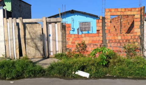 Mulher é encontrada morta embaixo de carcaça de geladeira