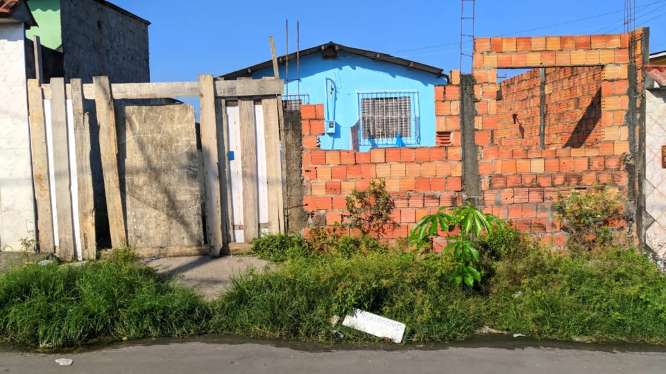 Mulher é encontrada morta embaixo de carcaça de geladeira