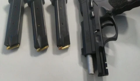 Sargento discute com a mulher e sai atirando dentro de casa