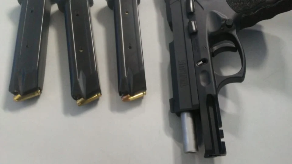 Sargento discute com a mulher e sai atirando dentro de casa