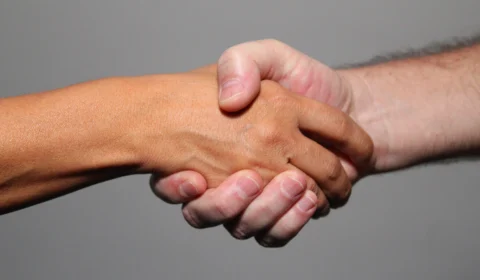 Mulher aceita reconciliação após marido refletir sobre penalidades e se arrepender de ameaças de agressões