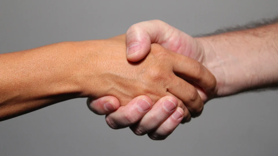 Mulher aceita reconciliação após marido refletir sobre penalidades e se arrepender de ameaças de agressões