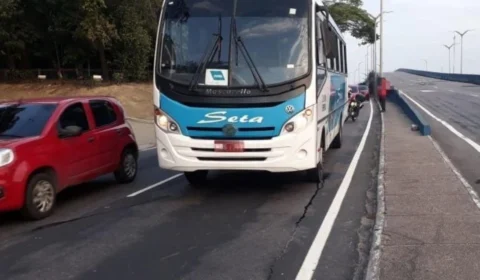Micro-ônibus no prego gera transtorno no viaduto do Coroado