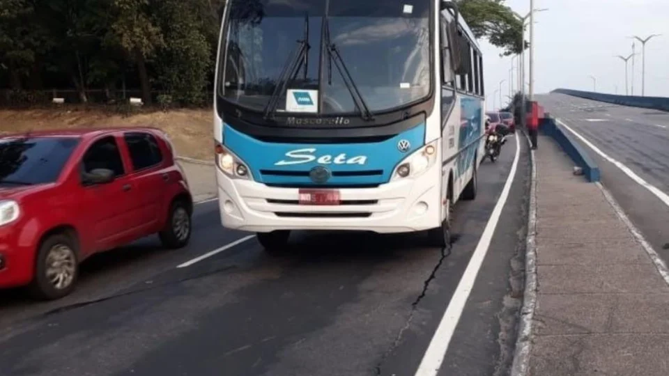 Micro-ônibus no prego gera transtorno no viaduto do Coroado