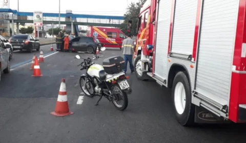 Acidente de carro deixa homem preso às ferragens na Torquato Tapajós