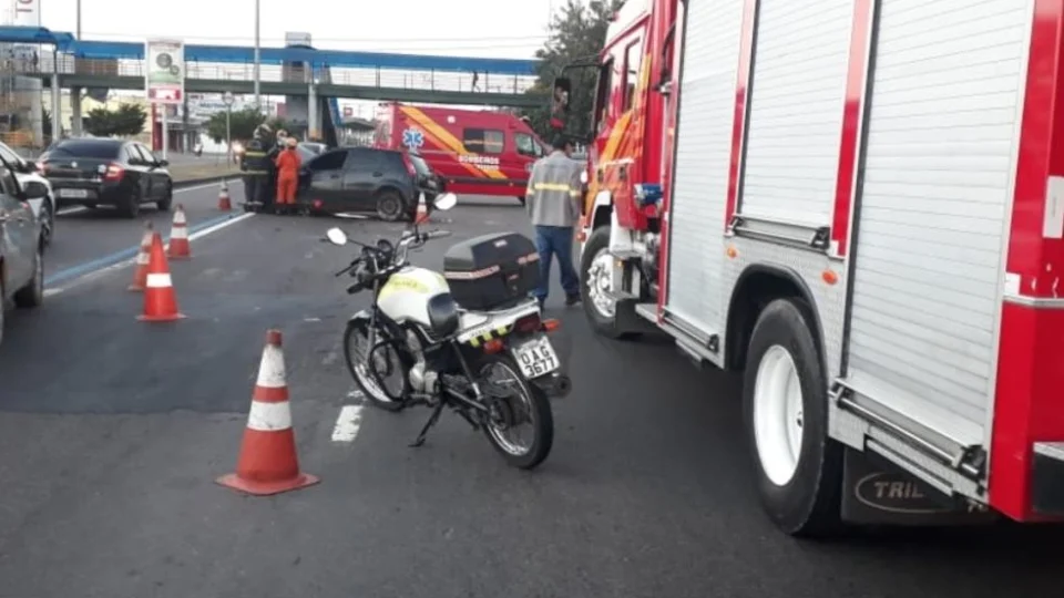 Acidente de carro deixa homem preso às ferragens na Torquato Tapajós