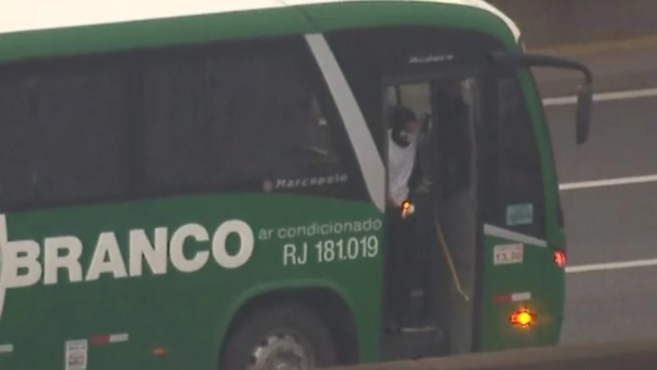 Homem mantém reféns em ônibus na Ponte Rio-Niterói
