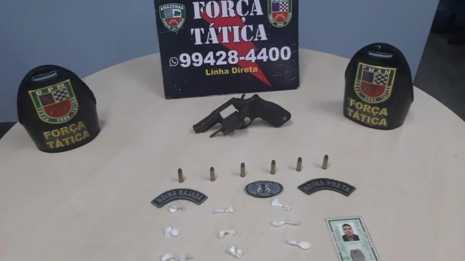 Suspeito é detido com arma e drogas na zona leste