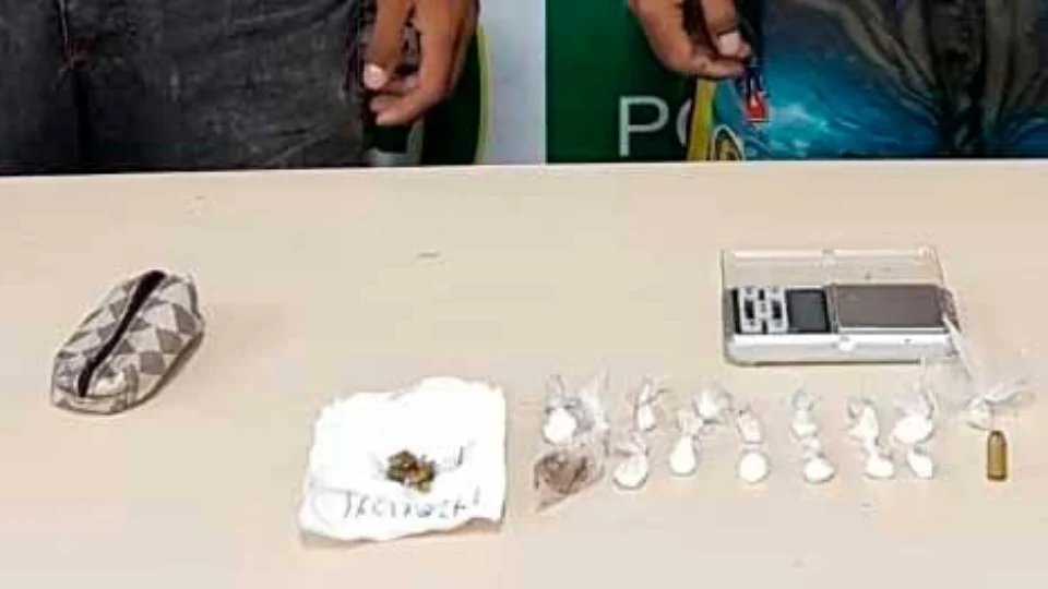 Jovens são apreendidos vendendo drogas na Comunidade da Sharp