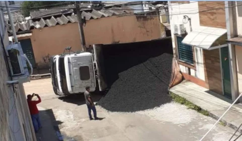 Caçamba tomba e bloqueia trânsito no Eldorado