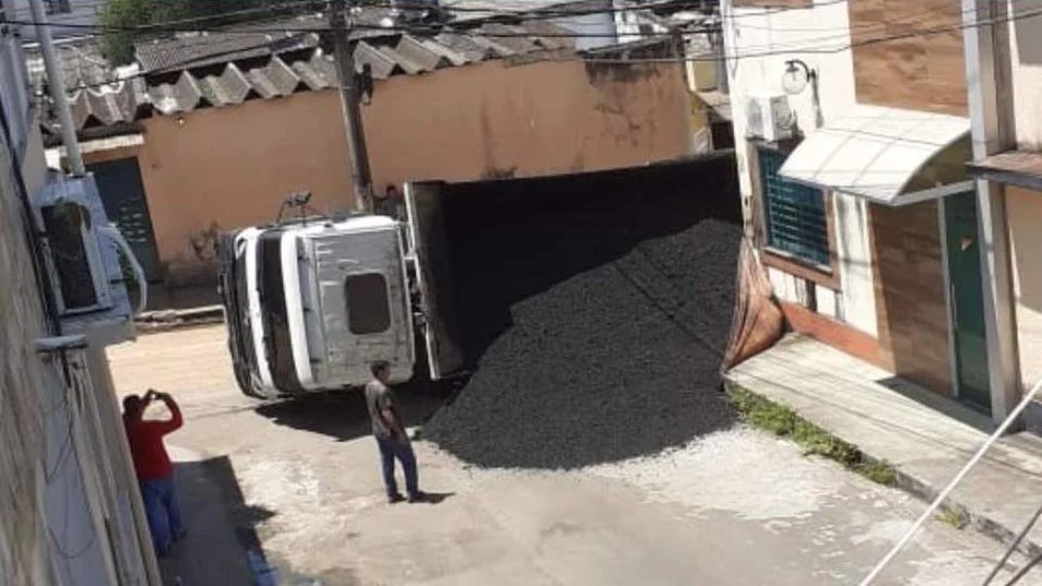 Caçamba tomba e bloqueia trânsito no Eldorado