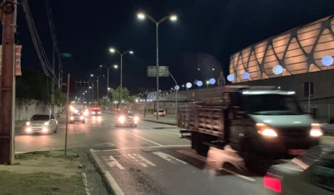 Intenso fluxo de carros congestiona trânsito após jogo na Arena da Amazônia