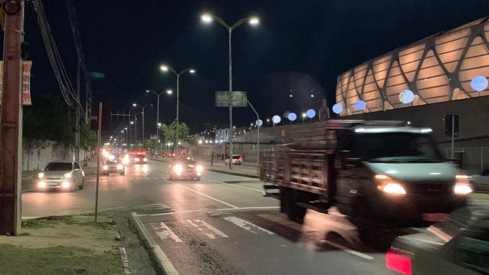Intenso fluxo de carros congestiona trânsito após jogo na Arena da Amazônia