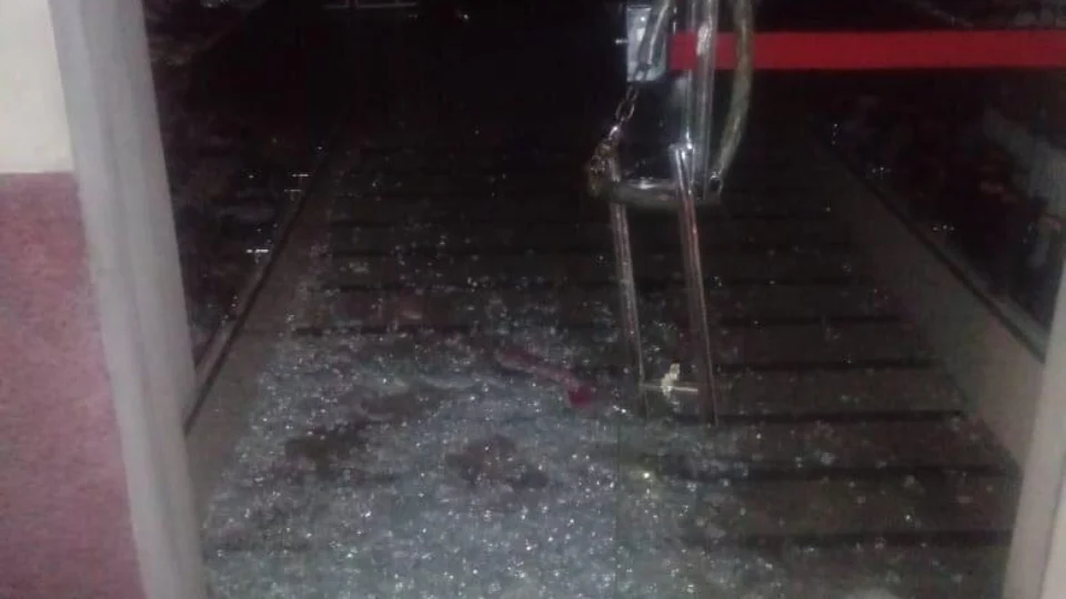 Homem que estourou vidraça de sapataria no Centro é detido