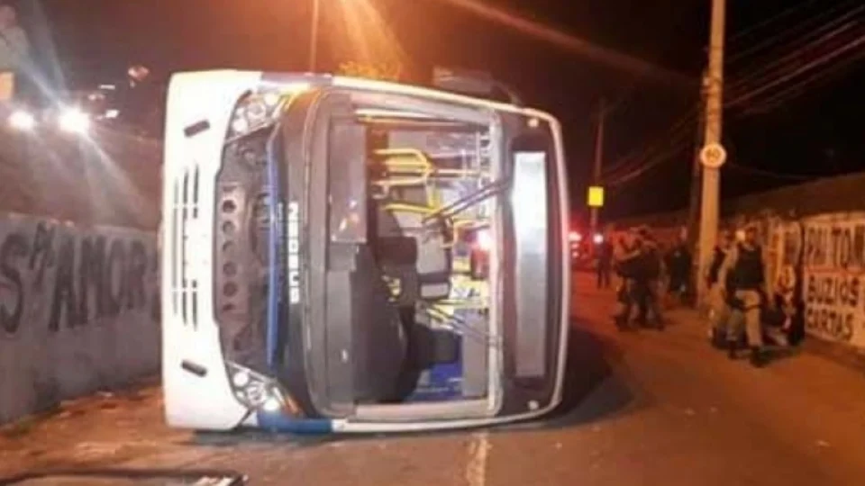 Ônibus cai de viaduto no Rio e deixa 14 feridos