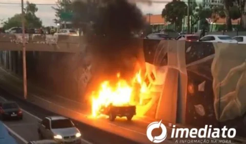 Vídeo – Carro pega fogo na Djalma Batista