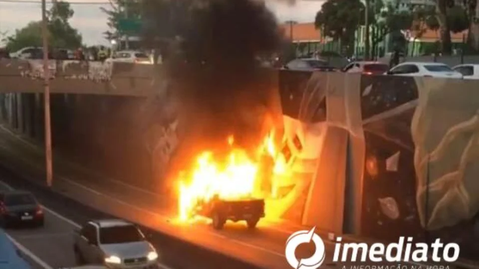 Vídeo – Carro pega fogo na Djalma Batista