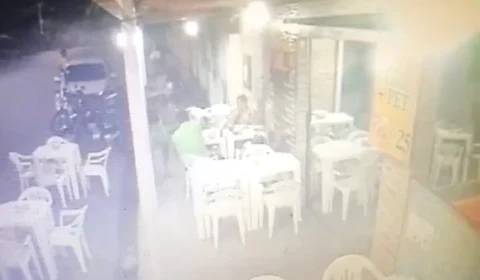 Veja o momento em que assaltante rende cliente em pastelaria na Cidade Nova