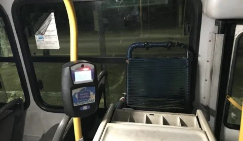 Armado com faca homem assalta ônibus da linha 640