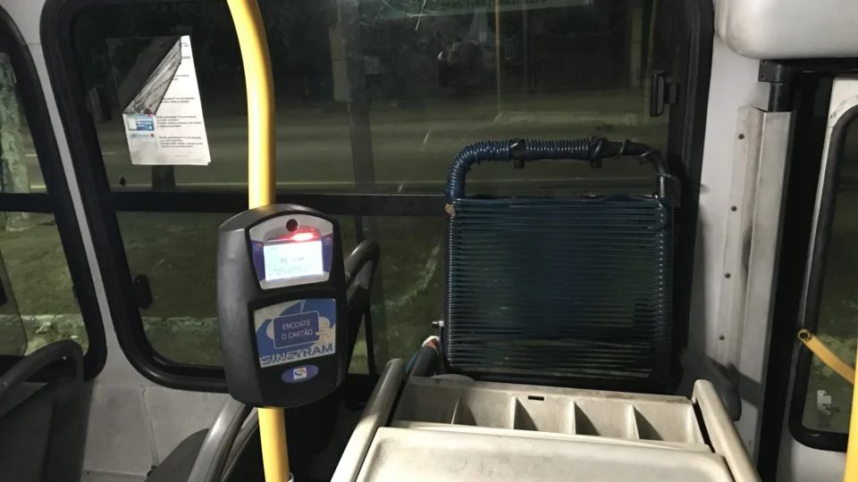Armado com faca homem assalta ônibus da linha 640