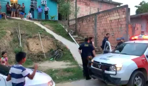 Durante ataque, mulher tentar pedir ajuda mas acaba assassinada na porta de casa